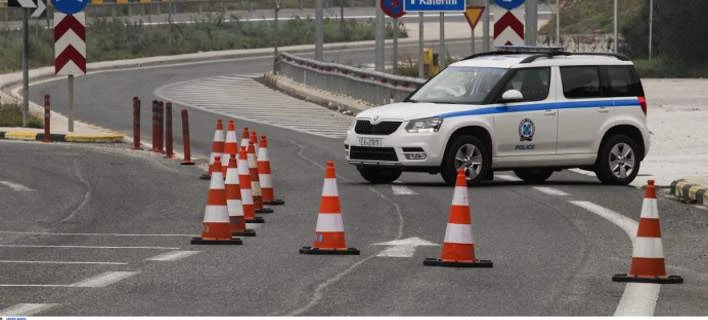 Μπλόκο της ΕΛ.ΑΣ. στην εθνική οδό σε αντιεξουσιαστές που πήγαιναν στη ΔΕΘ με βαριοπούλες